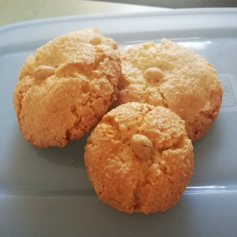 Cruncy and golden amaretti biscuits